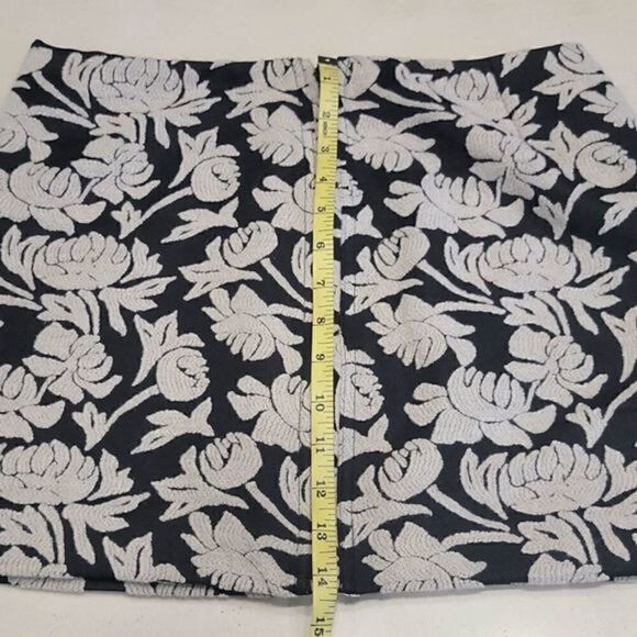 Rachel Roy Black and Taupe Raised Textured Floral Skirt - Size 6 - Picture 10 of 10